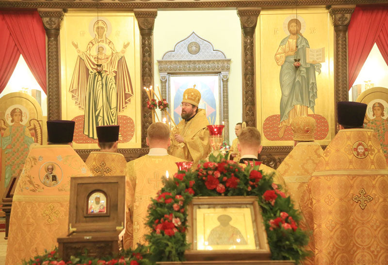 Ночная Божественная литургия в Никольском кафедральном соборе в день памяти святителя Николая
