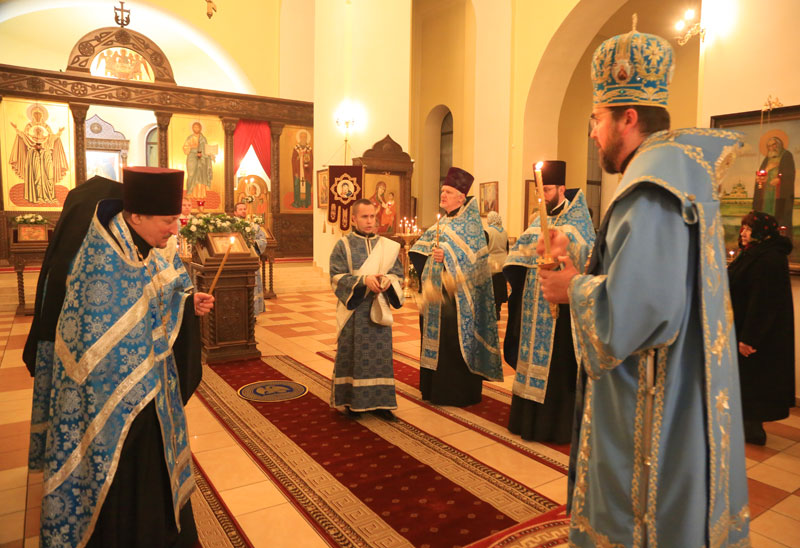 Накануне праздника введения во храм Пресвятой Богородицы епископ Серафим совершил всенощное бдение в Никольском соборе Бобруйска