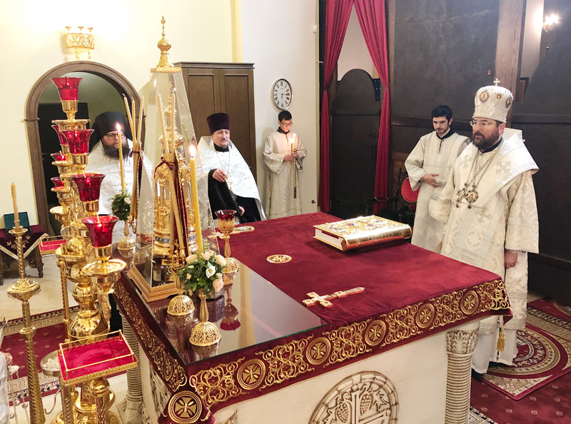Епископ Серафим совершил всенощное бдение в Никольском кафедральном соборе
