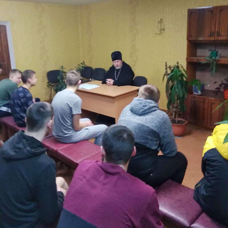 В Кличеве священник поздравил учащихся техникума с днем Православной молодежи