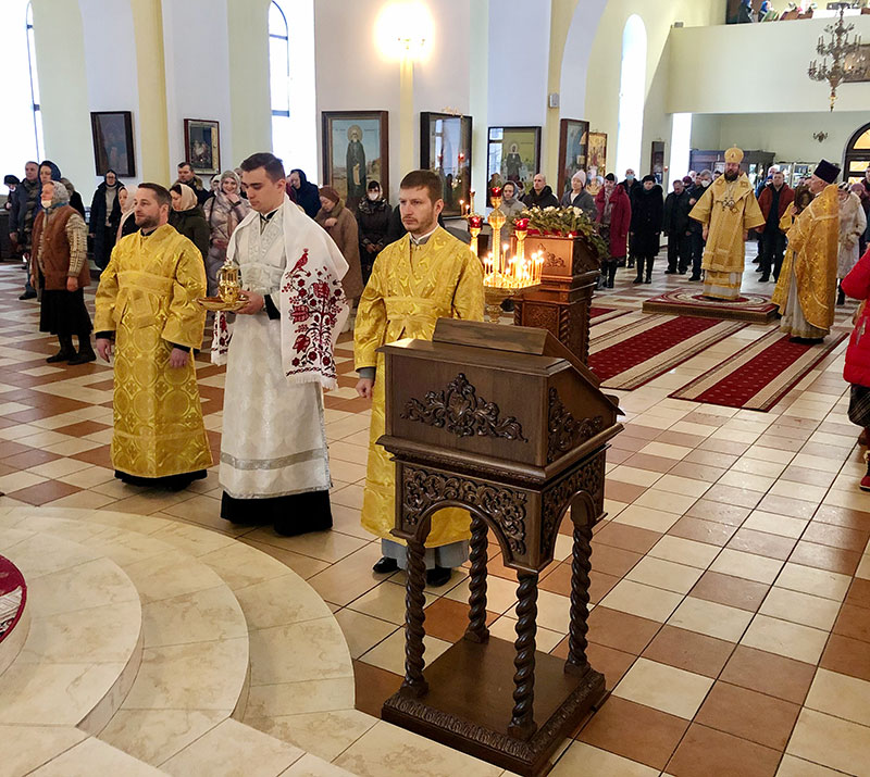 Епископ Серафим совершил Божественную литургию и диаконскую хиротонию в Никольском кафедральном соборе