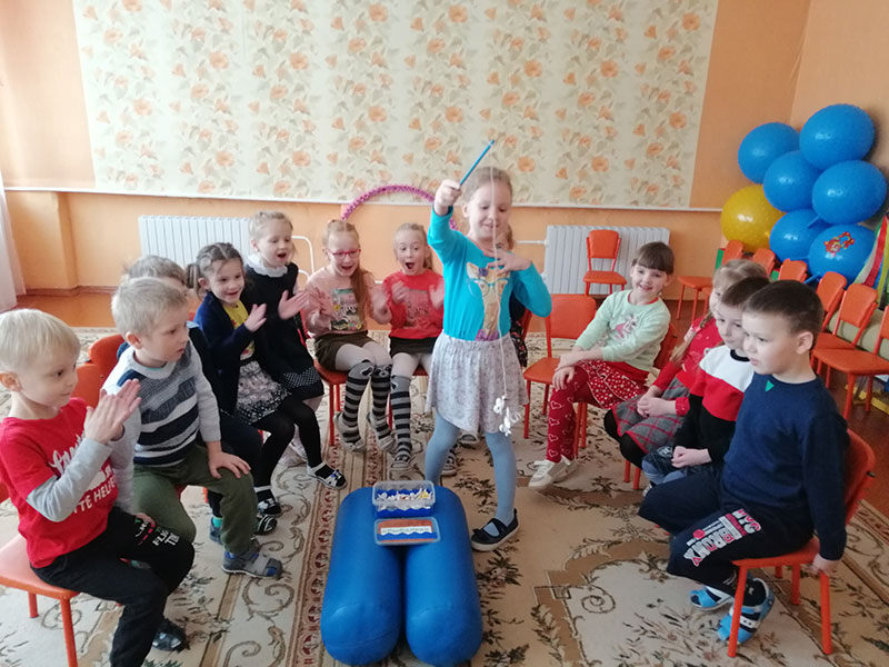 В детском саду N4 г. Кировска состоялось представление сказки «Просфорка-странница»