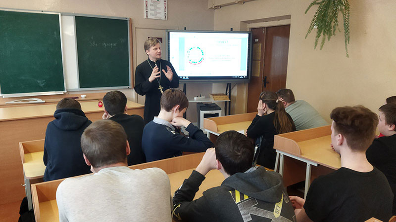 В Кировске священник провел духовную беседу с молодежью