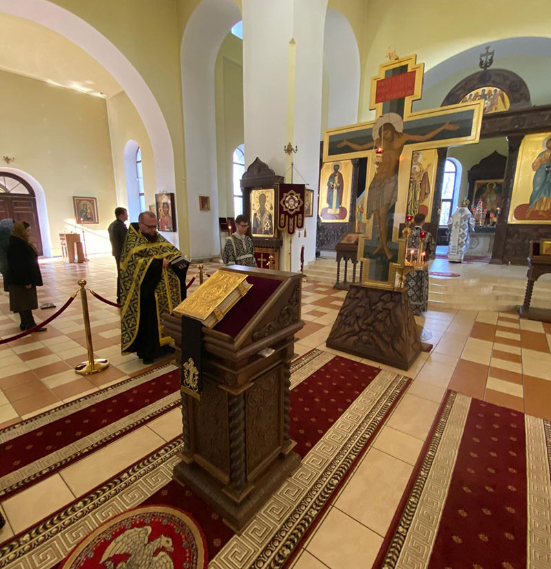 Епископ Серафим совершил пассию в Никольском кафедральном соборе