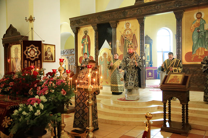 Епископ Серафим совершил утреню с чином погребения Плащаницы в Никольском соборе