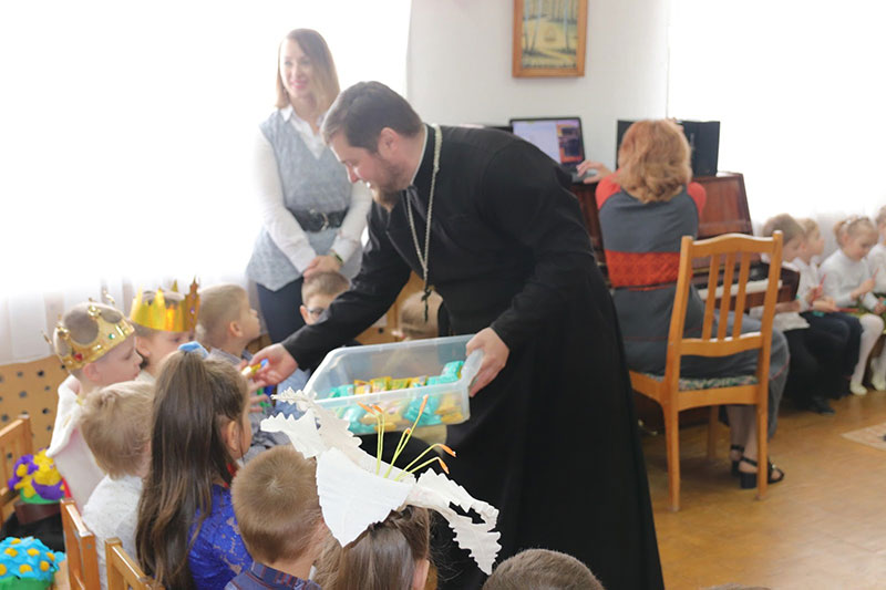 Священники поздравили воспитанников детского сада с Пасхой