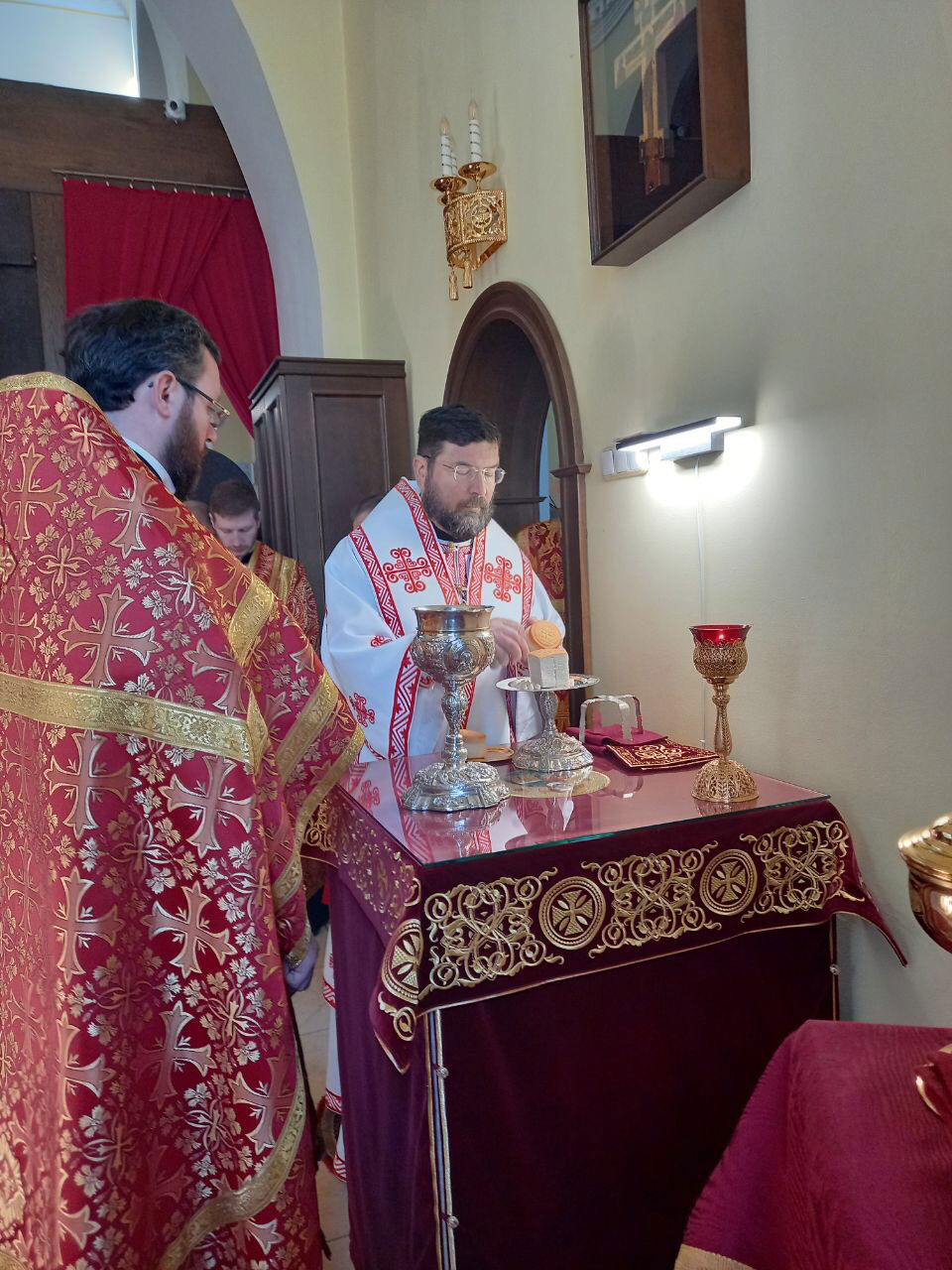В неделю вторую по Пасхе епископ Серафим совершил Божественную литургию в Никольском кафедральном соборе
