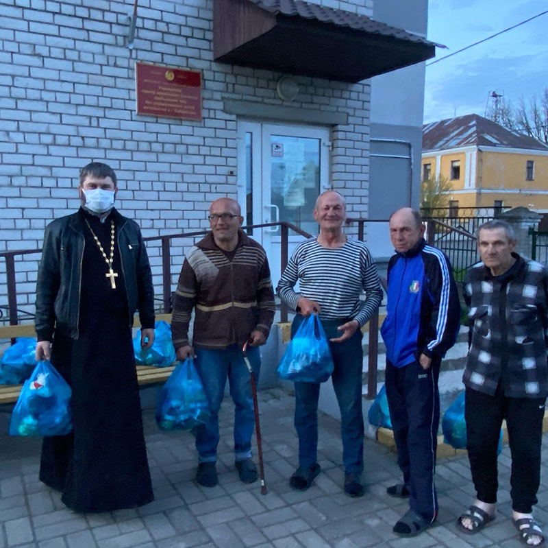 Священник поздравил бездомных людей с праздником Пасхи