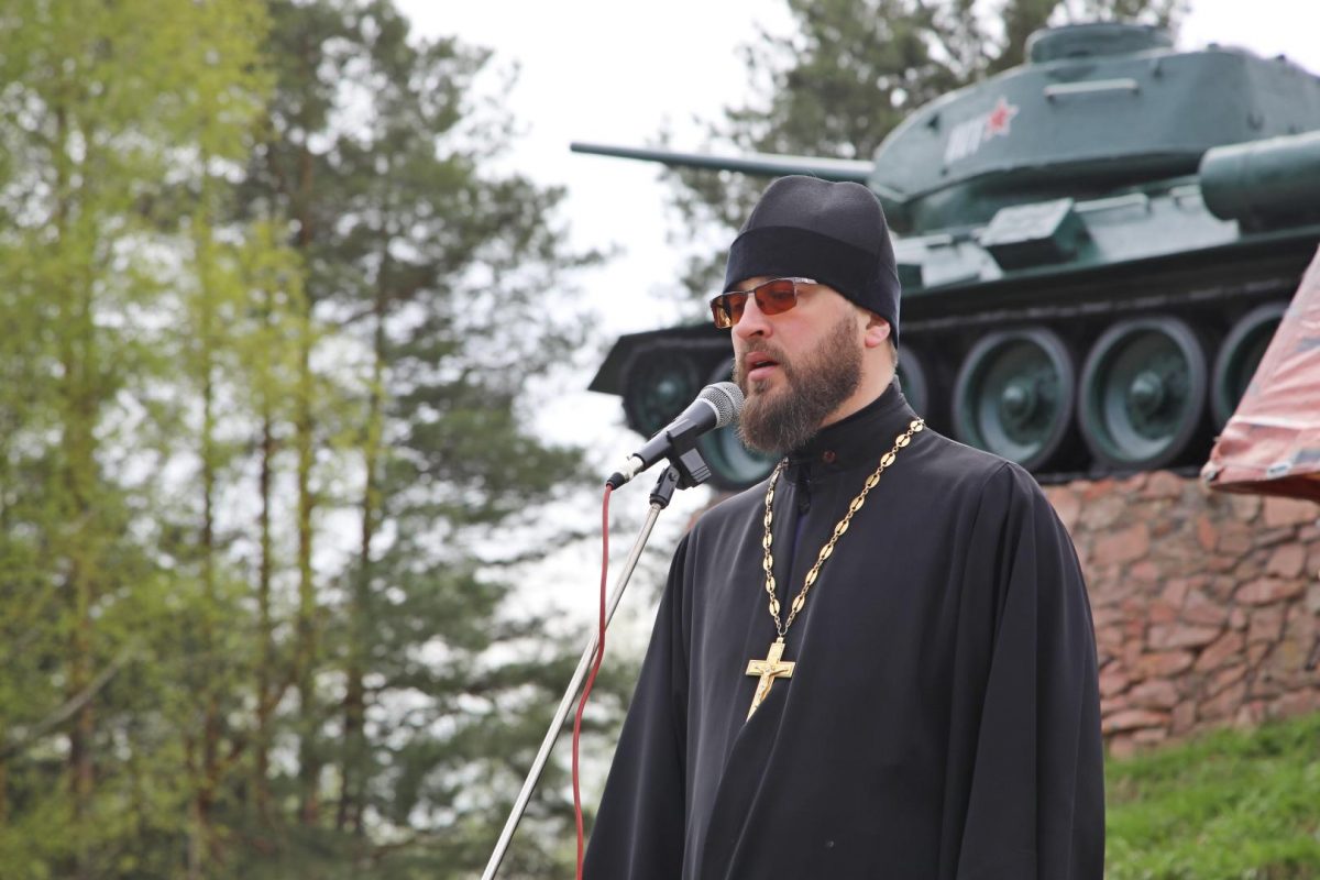 Священник участвовал в митинге, посвященном Дню Победы