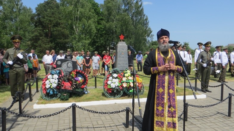 Священник совершил панихиду на месте перезахоронения советских солдат, погибших в Великой Отечественной войне