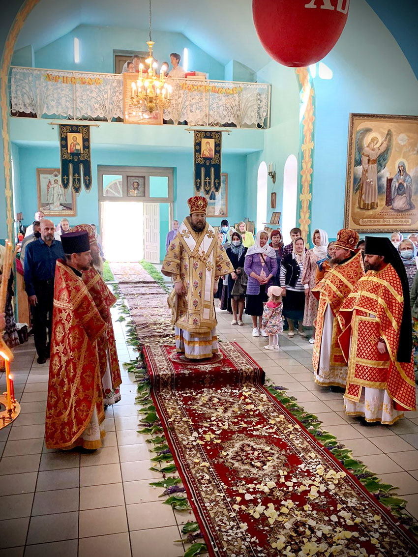 В Введенском храме г. Осиповичи епископ Серафим совершил Божественную литургию
