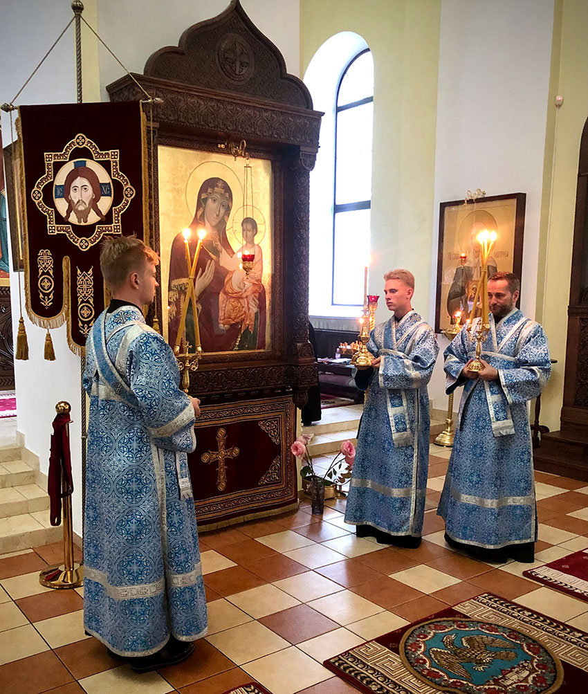 В канун торжества Борколабовской иконы Божией Матери епископ Серафим совершил полиелейную утреню в Никольском кафедральном соборе