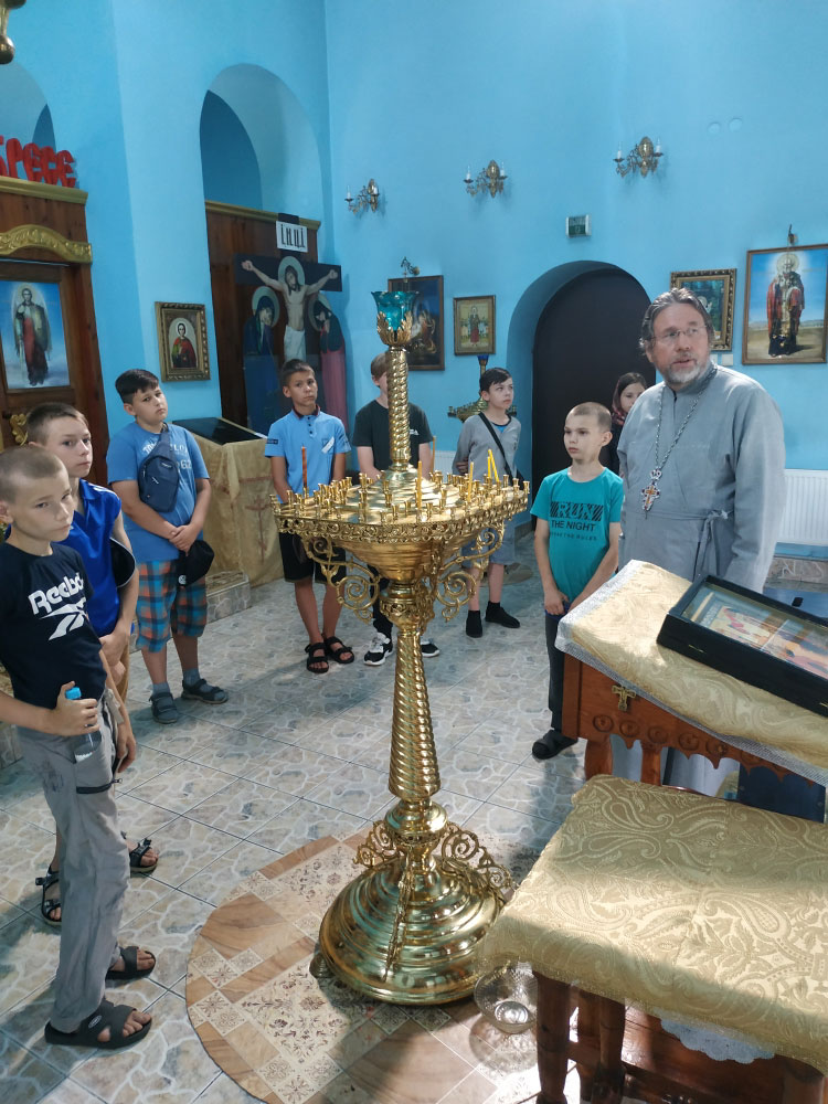 Священник рассказал воспитанникам детского лагеря про православный храм