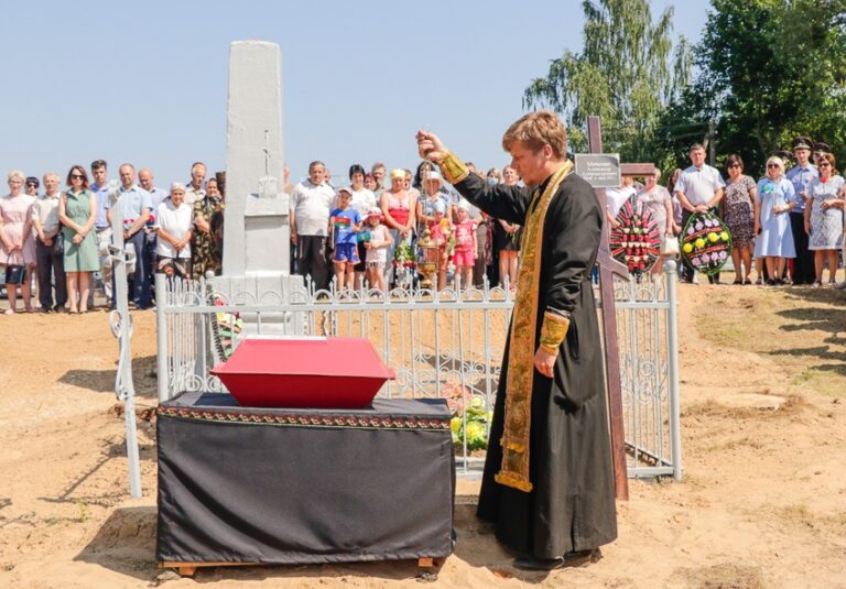 Священник совершил заупокойную литию на месте перезахоронения советского солдата