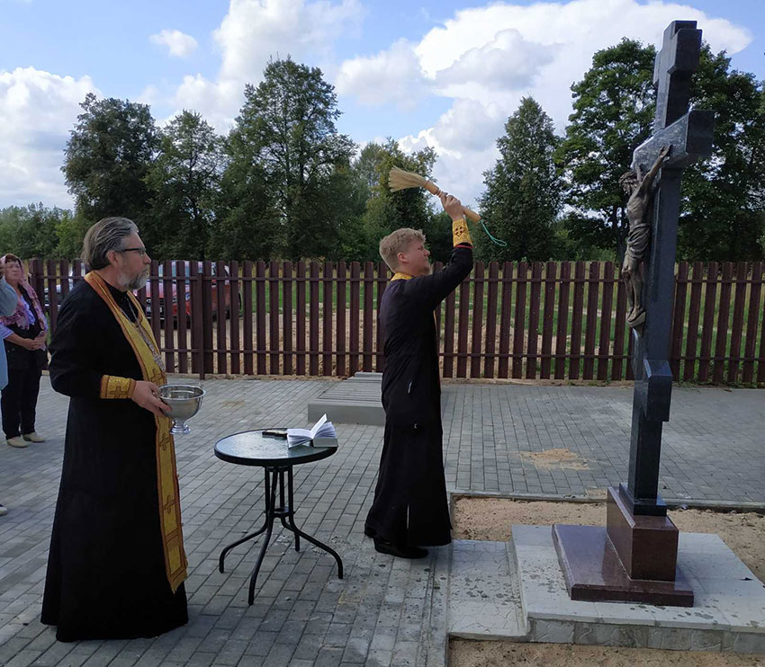 Состоялось освящение Поклонного Креста и колокола в Никольском храме д. Вирково
