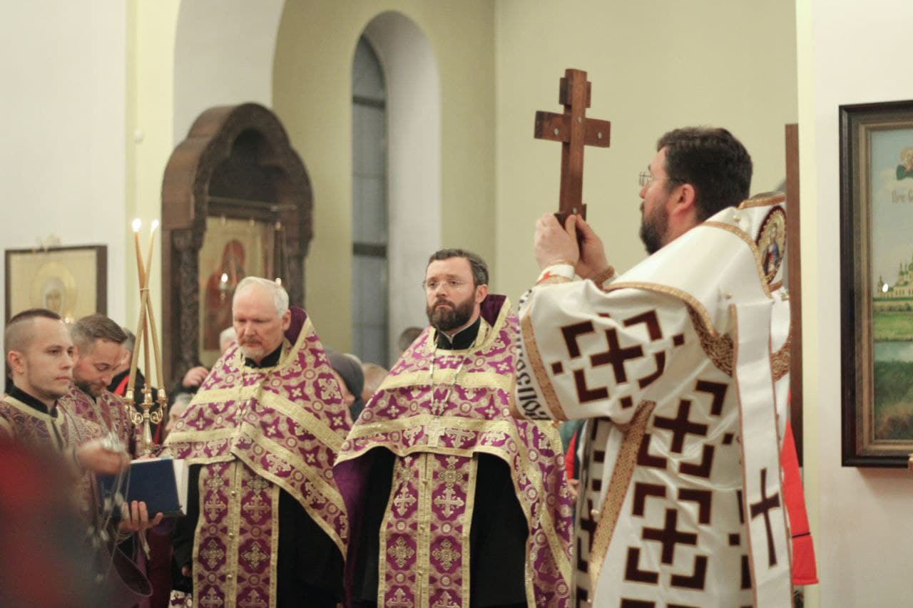 В канун праздника Воздвижения Креста Господня епископ Серафим совершил всенощное бдение в Никольском кафедральном соборе