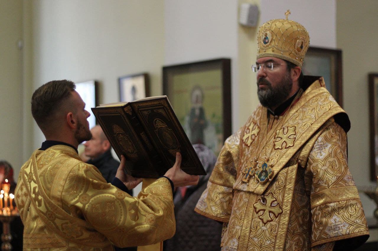 В Неделю 15-ю по Пятидесятнице, после Воздвижения, епископ Серафим совершил Божественную литургию в Никольском кафедральном соборе