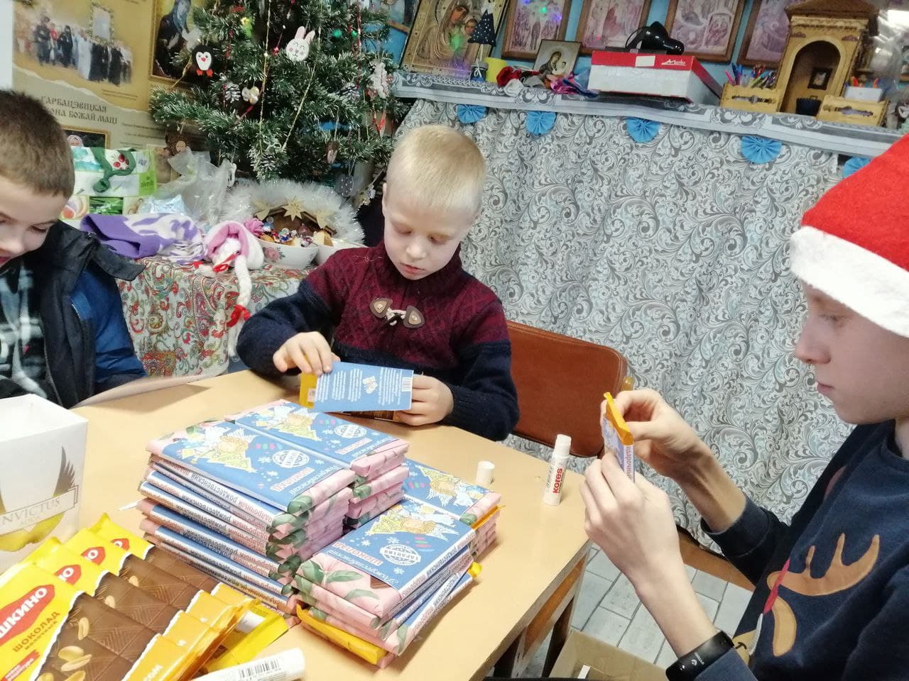 В воскресной школе Покровского храма г. Кировска собрали подарки для детей-сирот