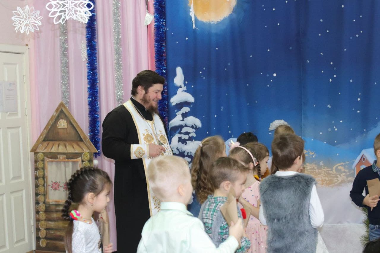 Руководитель отдела по вопросам семьи Бобруйской епархии иерей Алексий Поляков поздравил воспитанников яслей с праздниками
