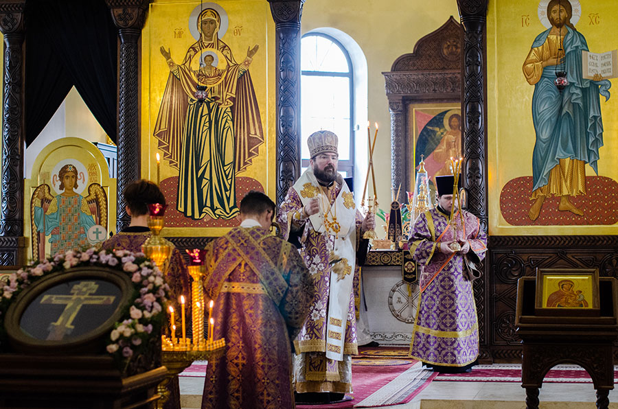В Никольском соборе епископ Серафим возглавил Литургию Крестопоклонной Недели