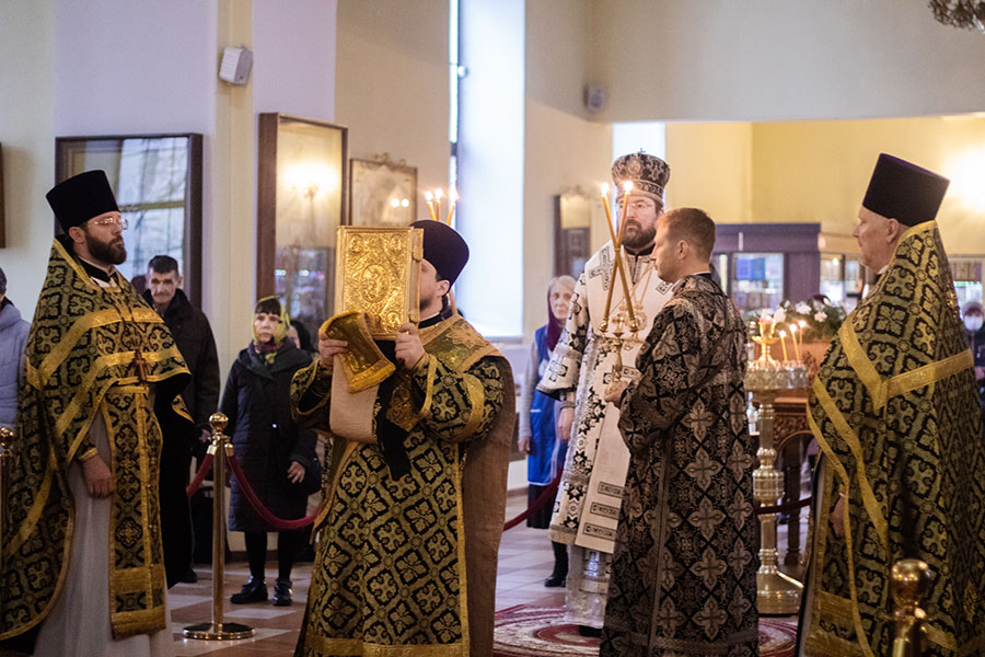 В Великую среду епископ Серафим совершил Литургию в Никольском кафедральном соборе