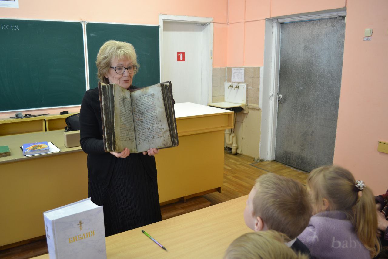 Педагоги Георгиевского храма рассказали о Книге книг в деревнях Бобруйского района