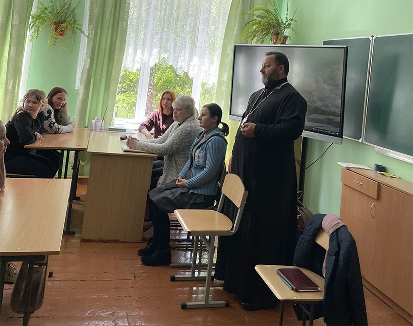 Клирик Бобруйской епархии рассказал старшеклассникам о том, что лежит в основе здорового образа жизни