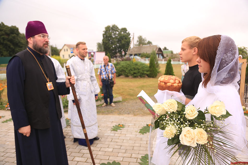 Епископ Серафим совершил Божественную литургию в Петро-Павловском храме д. Бацевичи в день пятилетия освящения