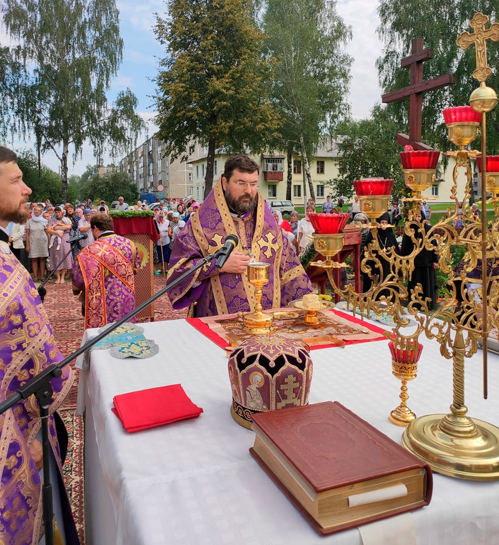 Епископ Серафим совершил Божественную литургию в храме Всемилостивого Спаса в Быхове
