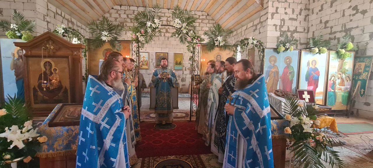 В день 30-летия со дня освящения храма епископ Серафим совершил Божественную литургию в Проще