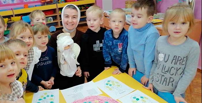 В детском саду Кировска воспитанники участвовали в игре «В саду молитвы»