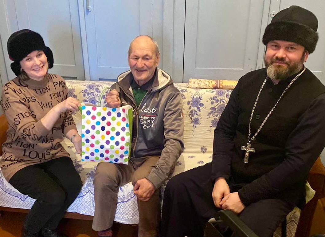 Социальный отдел Бобруйской епархии организовал посещение пожилых людей священнослужителями бобруйских приходов
