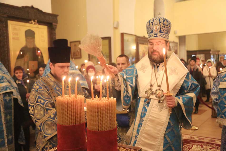 В канун праздника Сретения Господня епископ Серафим совершил торжественное вечернее богослужение в Никольском соборе Бобруйска