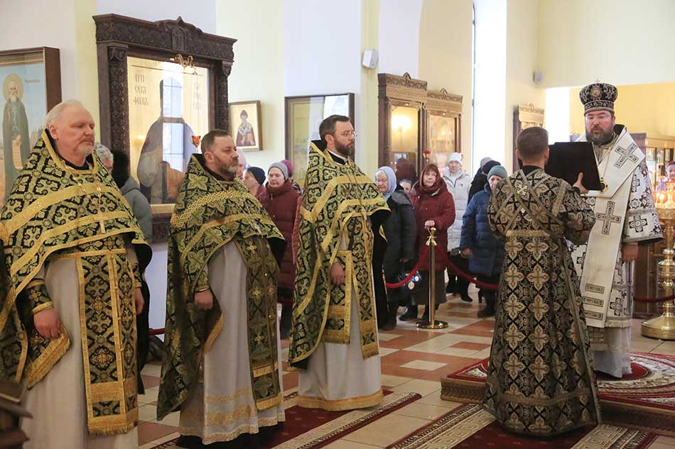 Епископ Серафим совершил литургию Преждеосвященных Даров в Никольском соборе Бобруйска