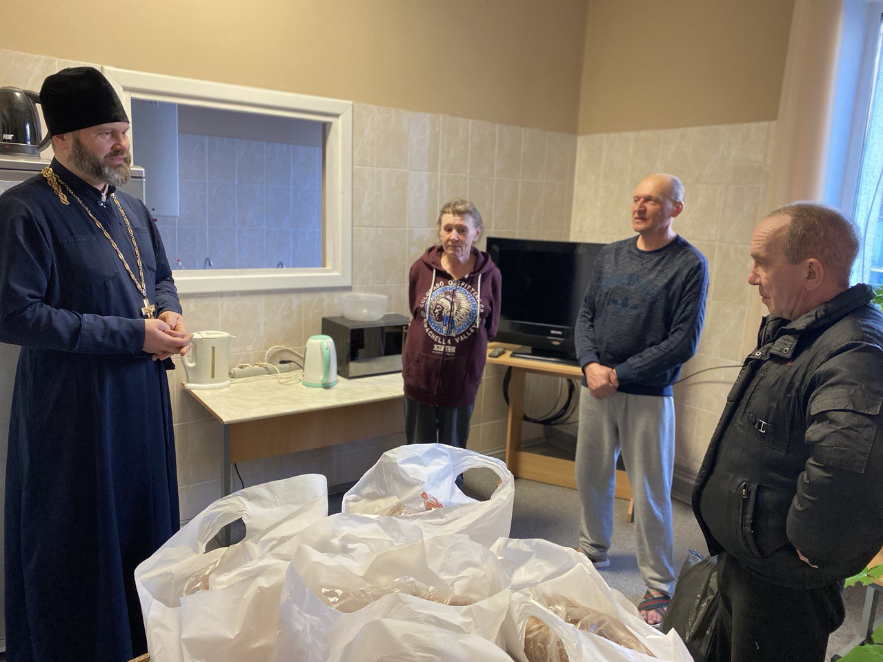 Представители социального отдела Бобруйской епархии посетили Центр пребывания лиц без определенного места жительства