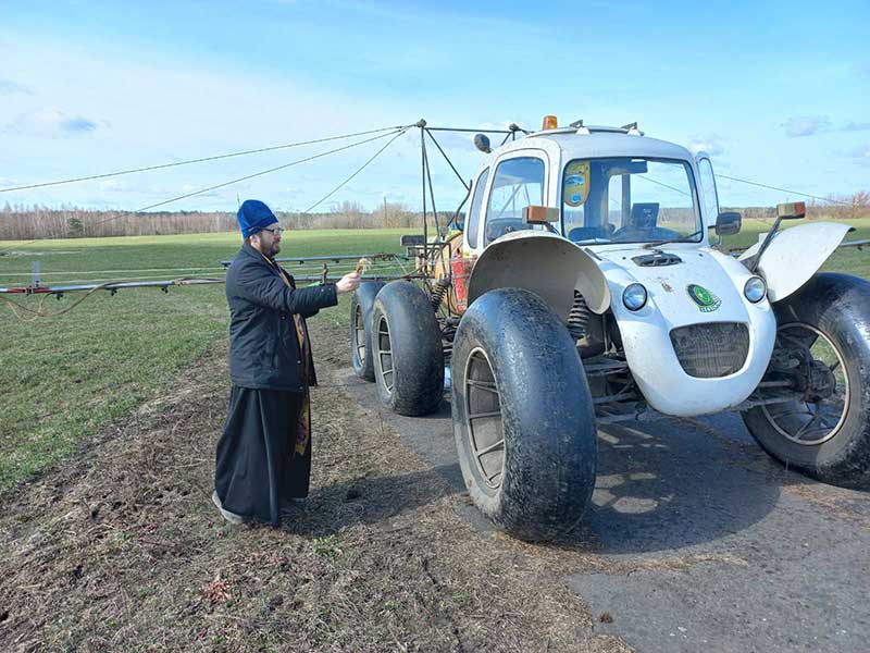 Священник совершил молебен перед началом весенних полевых работ