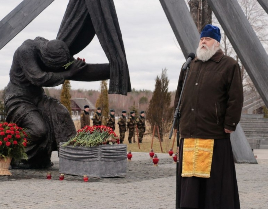 В мемориальном комплексе «Борки» Кировского района состоялись районная акция «Свеча памяти» и митинг-реквием