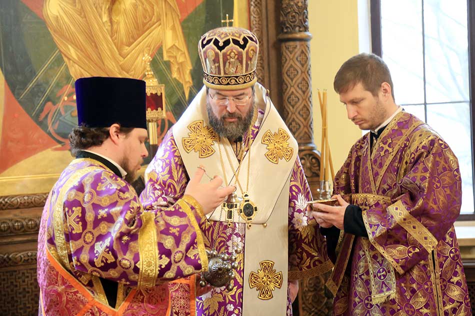 Епископ Бобруйский и Быховский Серафим совершил Божественную литургию в Никольском кафедральном соборе Бобруйска