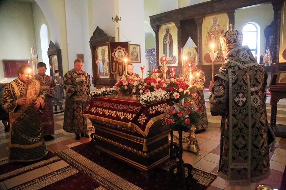 Богослужения Великой Пятницы в Никольском кафедральном соборе г. Бобруйска: утреня с чином погребения Плащаницы