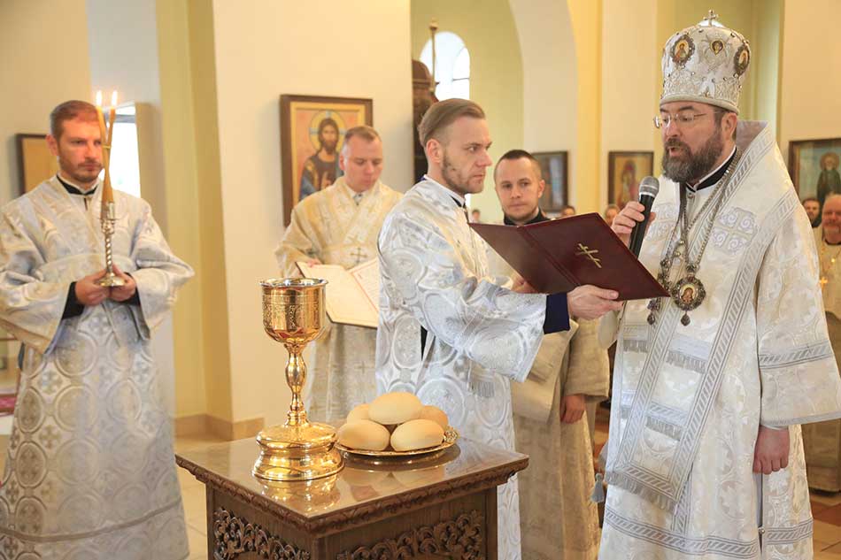 Епископ Серафим возглавил богослужение Великой Субботы