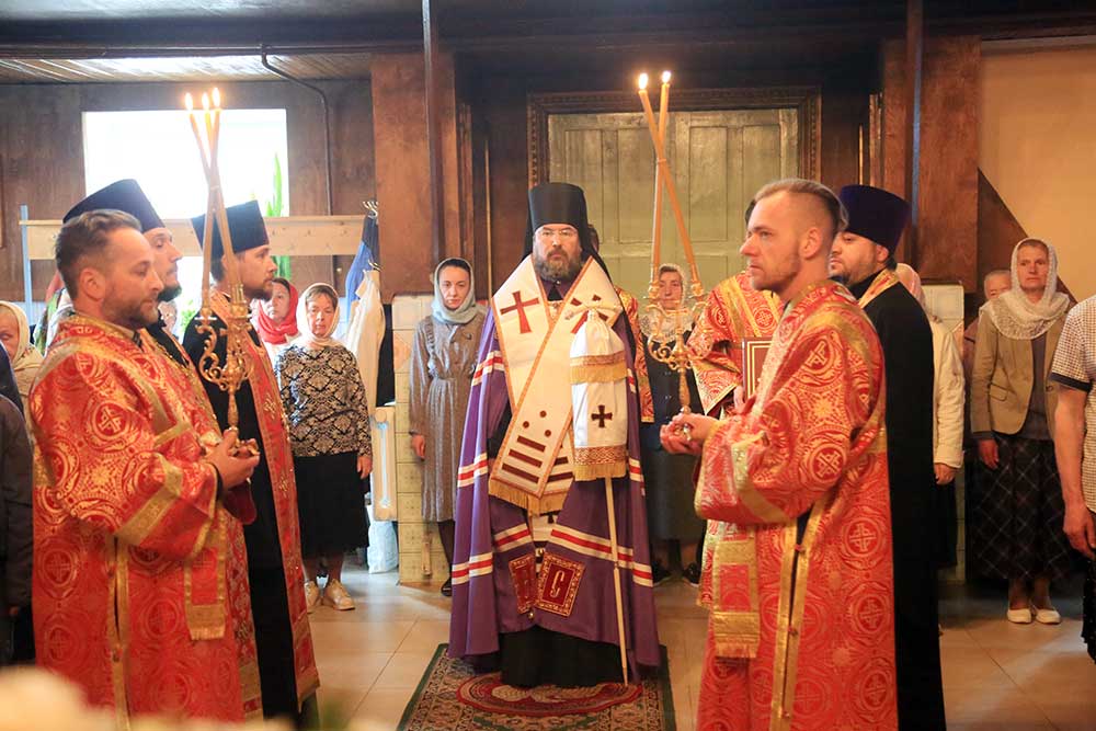 В канун дня памяти святителя Николая епископ Серафим совершил праздничное вечернее богослужение в Николо-Софийском храме г. Бобруйска
