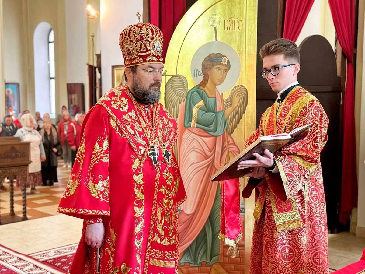 Епископ Серафим совершил Божественную литургию в Никольском кафедральном соборе