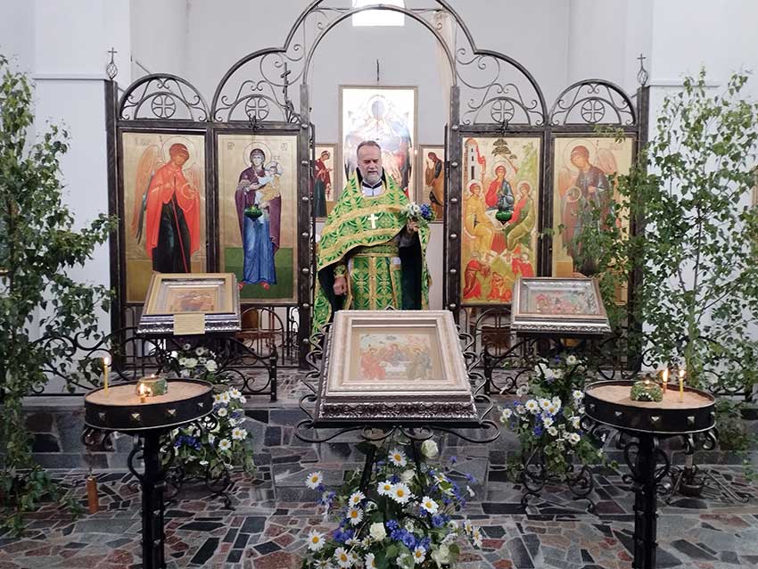 Православные христиане Кировщины встречают День Святой Троицы