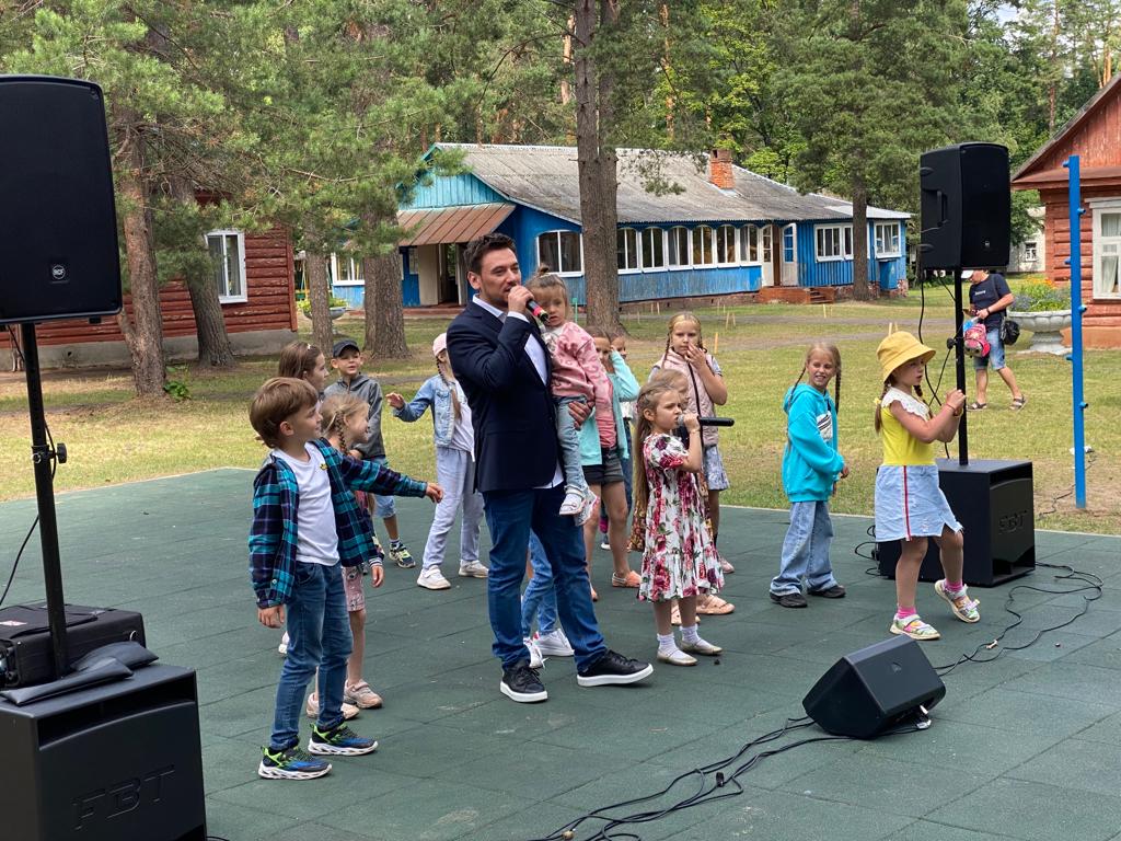 Летнюю православную школу центра «Дружба» с концертом посетил заслуженный артист Беларуси Руслан Алехно