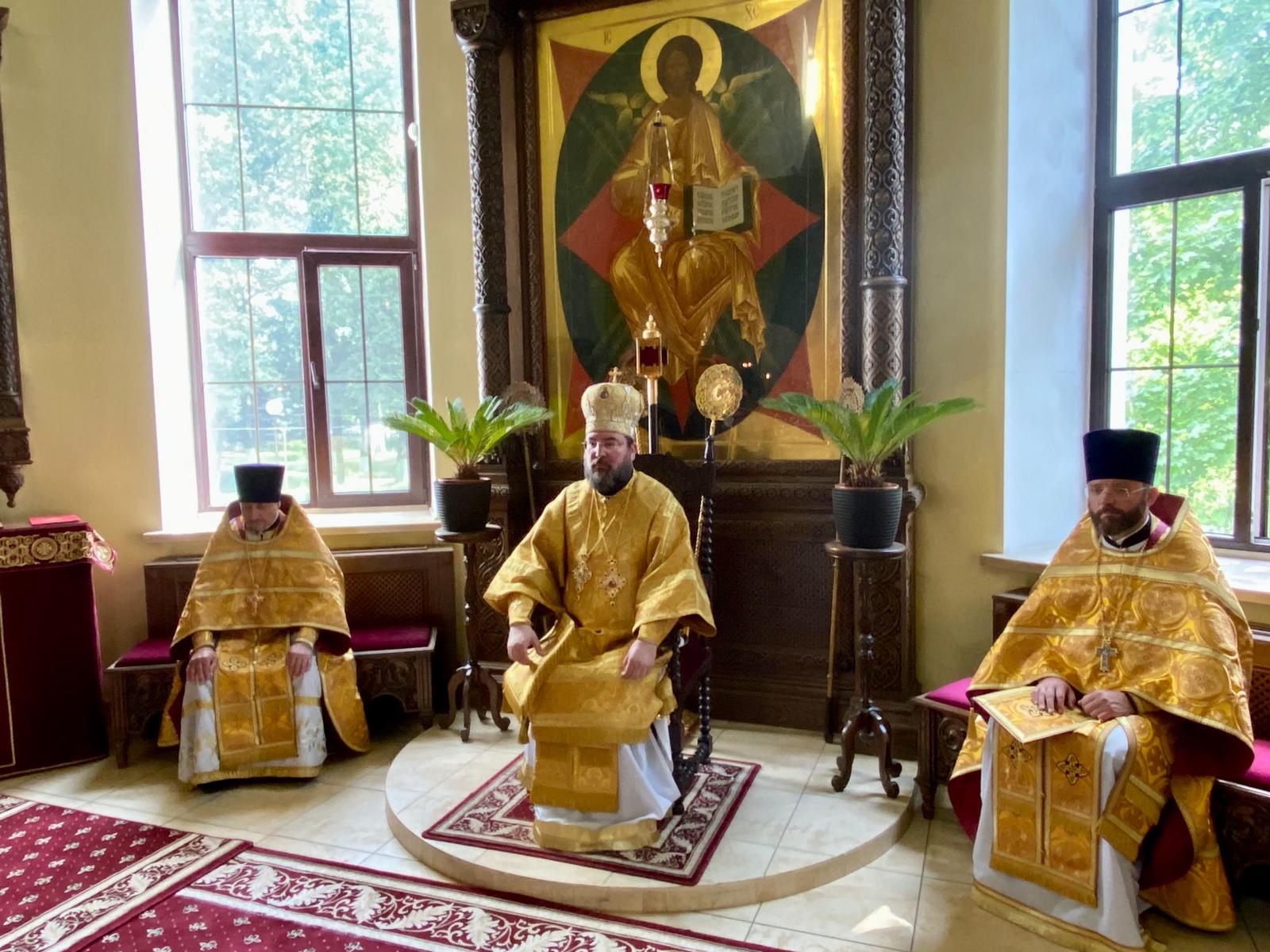 В Неделю 8-ю по Пятидесятнице епископ Серафим совершил Божественную литургию в Никольском кафедральном соборе