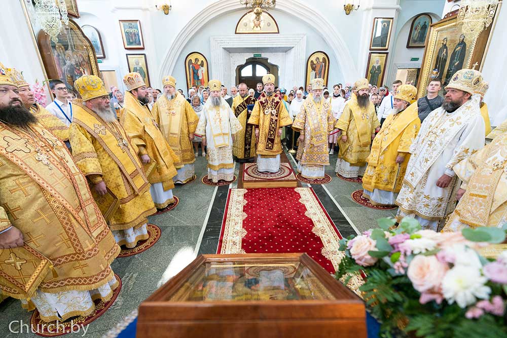 Епископ Серафим сослужил Божественную литургию митрополиту Вениамину в Свято-Духовом кафедральном соборе г. Минска