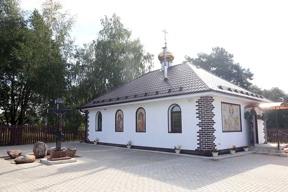 В день рождества святителя Николая Чудотворца епископ Серафим совершил Божественную литургию в деревне Вирков