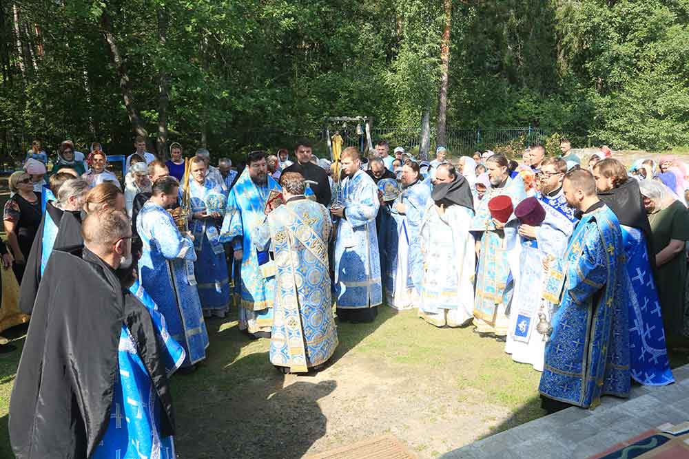 Молитвой отметили годовщину освящения храма в Проще