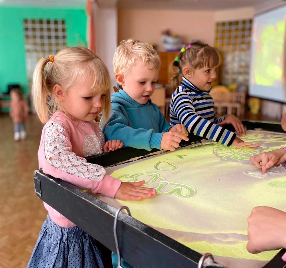 В Бобруйске дети учились рисовать на песке