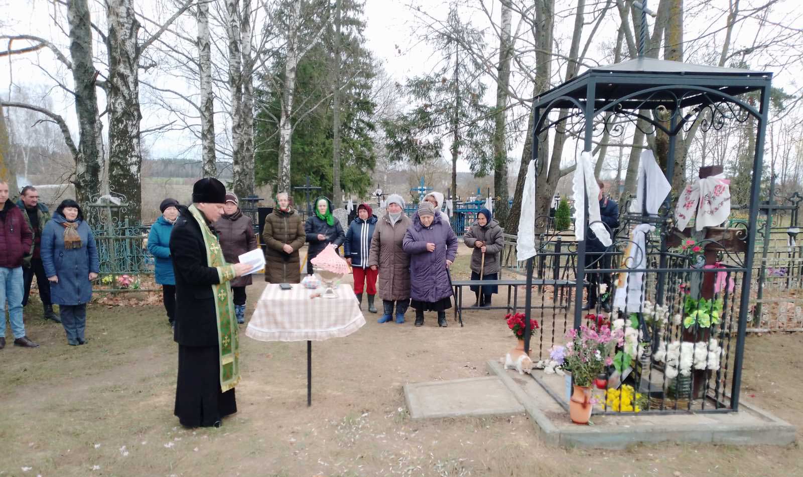 Иерей Максим Киреев совершил освящение поклонного креста на кладбище в д. Сергеевичи Кировского района